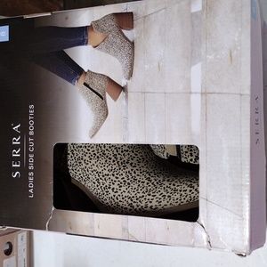 Side cut short boots